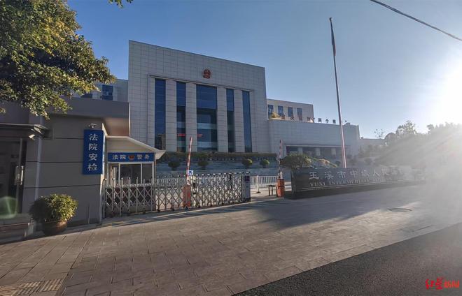 绑架妇女判几年__男子用鞋带捆绑妻子双手，强行与其发生性行为，事后烧炭恐吓同归于尽，被判6年