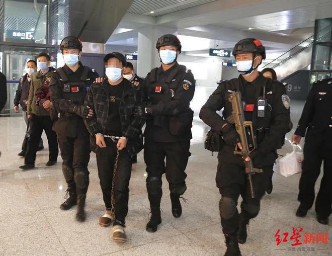 绑架妇女判几年__男子用鞋带捆绑妻子双手，强行与其发生性行为，事后烧炭恐吓同归于尽，被判6年