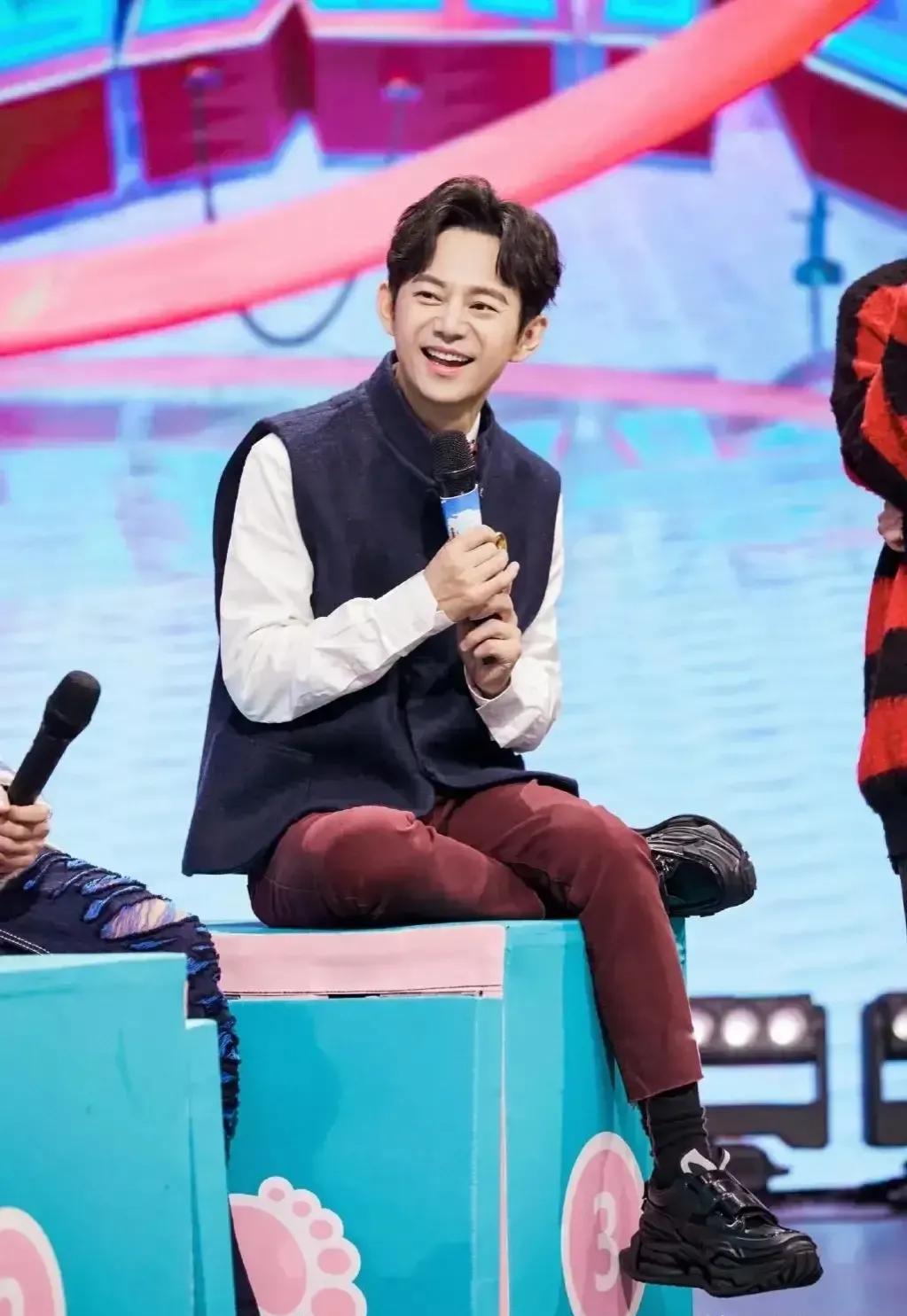 何炅沙哑声音 湖南台晚会 何炅工作强度_湖南春晚何炅嗓子哑了