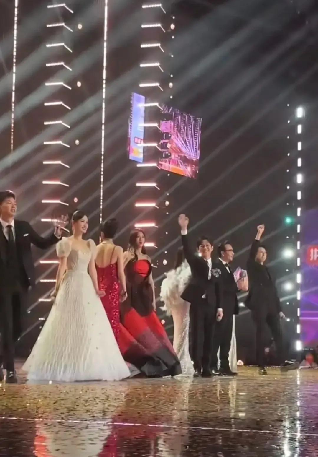 湖南春晚何炅嗓子哑了_何炅沙哑声音 湖南台晚会 何炅工作强度