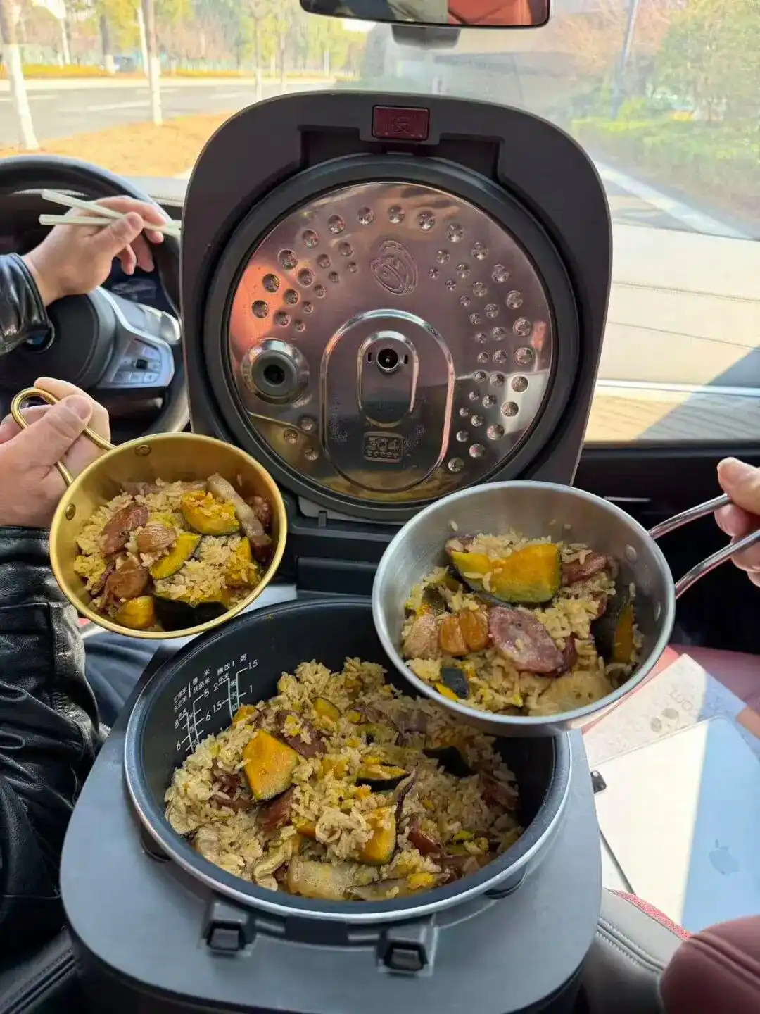 浙江夫妻带焖饭回乡过年_夫妻回家过年带一锅焖饭上高速_带电饭煲上高速