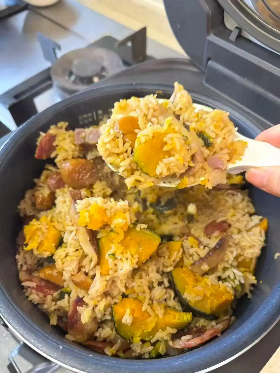 带电饭煲上高速_浙江夫妻带焖饭回乡过年_夫妻回家过年带一锅焖饭上高速