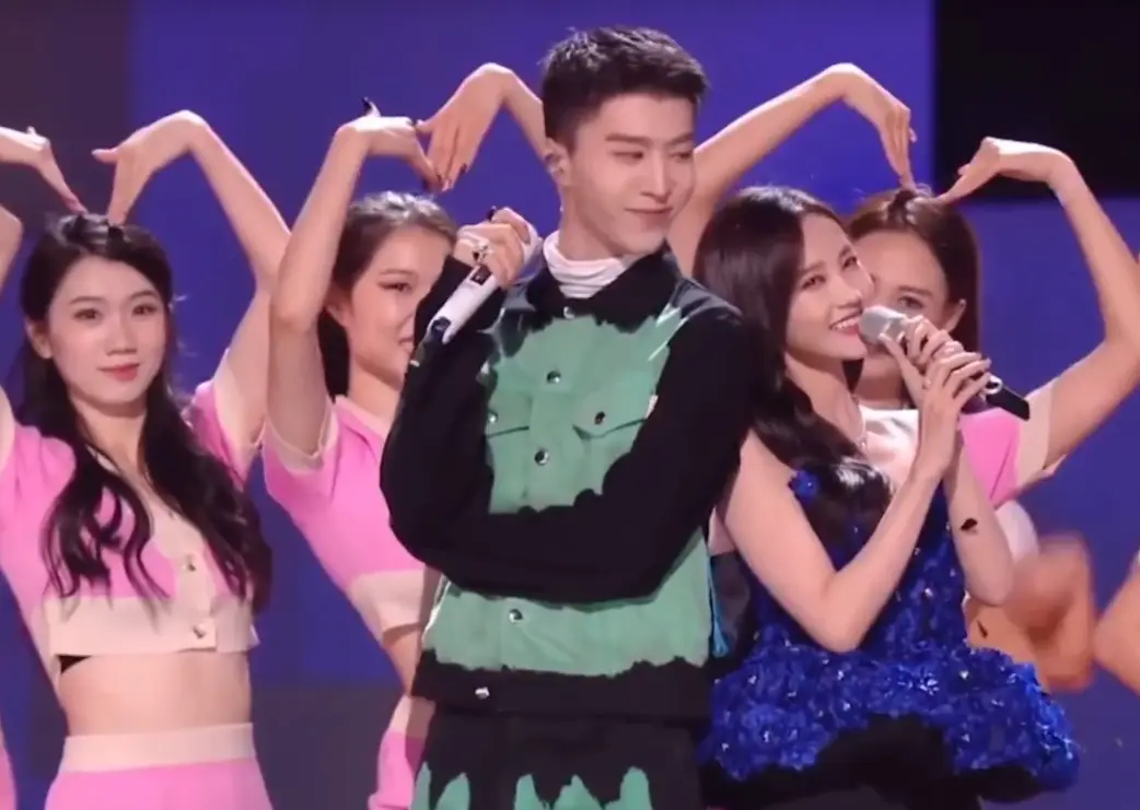 某短视频平台晚会 假唱争议 范丞丞李一桐组合唱_李一桐湖南小年夜晚会疑假唱