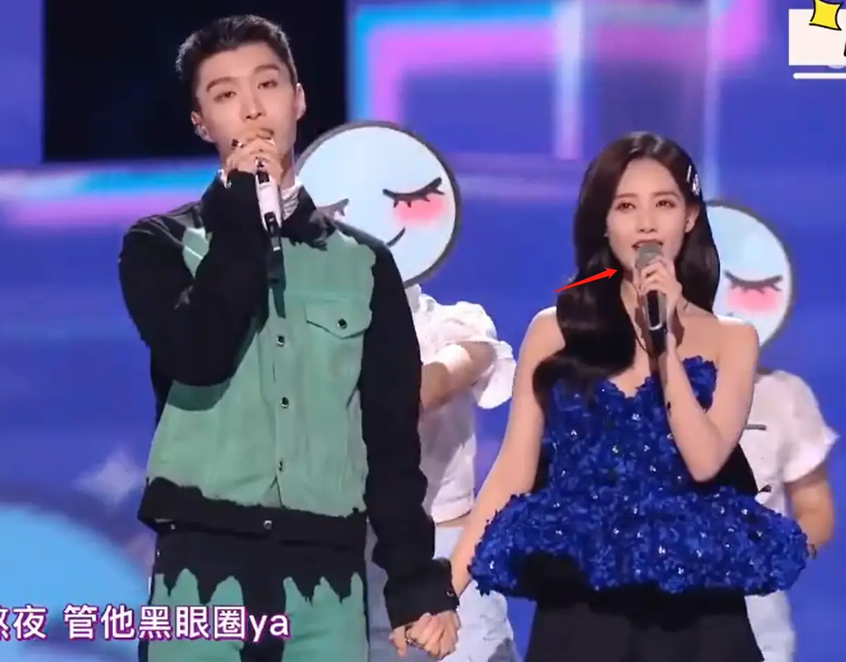 李一桐湖南小年夜晚会疑假唱_某短视频平台晚会 假唱争议 范丞丞李一桐组合唱