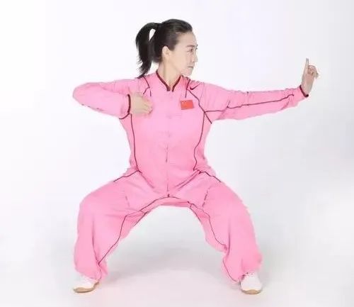 八段锦动作详解_八段锦全套动作图解_中医养生功法八段锦