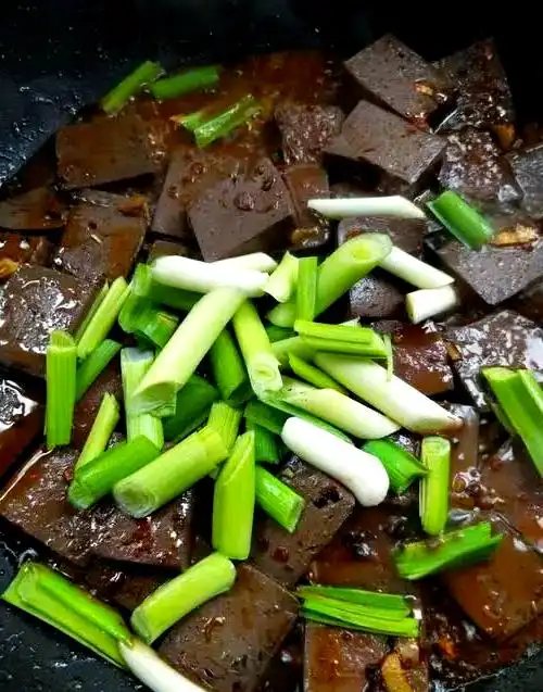 春季应季蒜苗药膳_春季蒜苗养生功效_蒜苗抗氧化延缓衰老