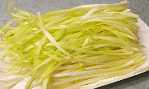 春季蒜苗养生功效_春季应季蒜苗药膳_蒜苗抗氧化延缓衰老