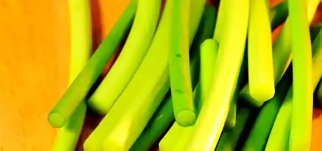 春季蒜苗养生功效_蒜苗抗氧化延缓衰老_春季应季蒜苗药膳