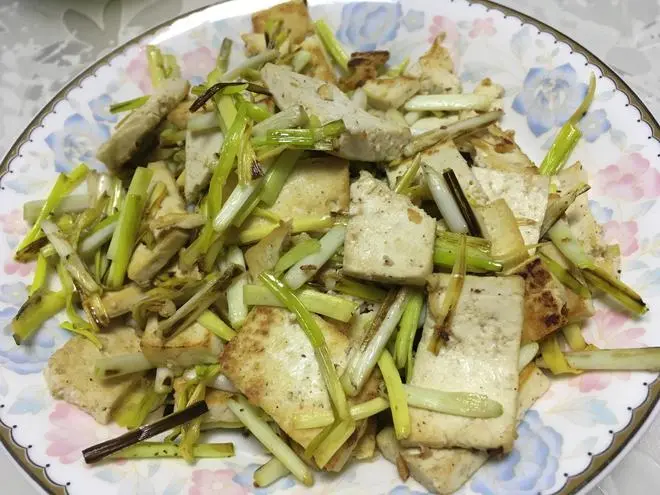 增强免疫力预防感冒_蒜苗春季养生_春季应季蒜苗药膳