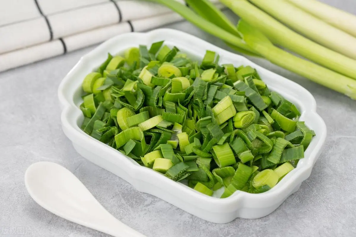 蒜苗食用注意事项_蒜苗营养价值_春季应季蒜苗药膳