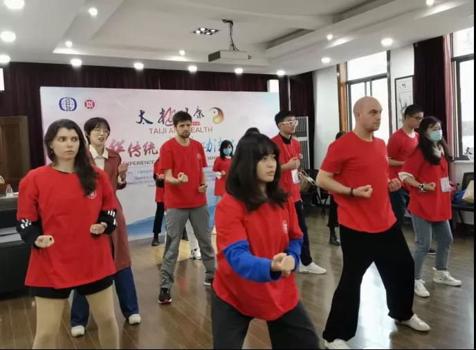 中华气功史陈列馆参观学习_中医养生功法文化_太极健康中华传统养生功法体验日