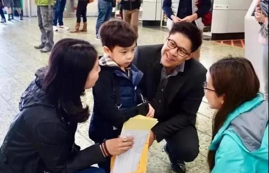 霍启刚郭晶晶合体拜年_郭晶晶霍启刚春节习俗_霍启刚郭晶晶育儿理念