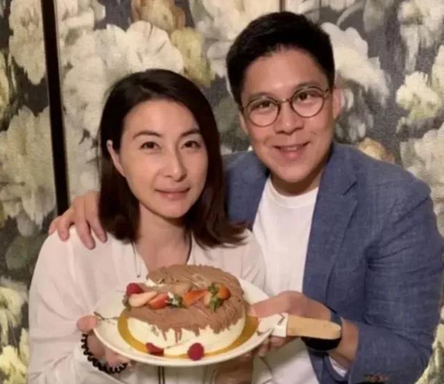 霍启刚郭晶晶合体拜年_郭晶晶霍启刚春节习俗_霍启刚郭晶晶育儿理念