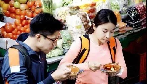 霍启刚郭晶晶合体拜年_郭晶晶霍启刚春节习俗_霍启刚郭晶晶育儿理念