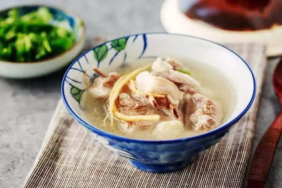 当归生姜羊肉汤功效_羊肉汤药膳_冬季养生汤推荐