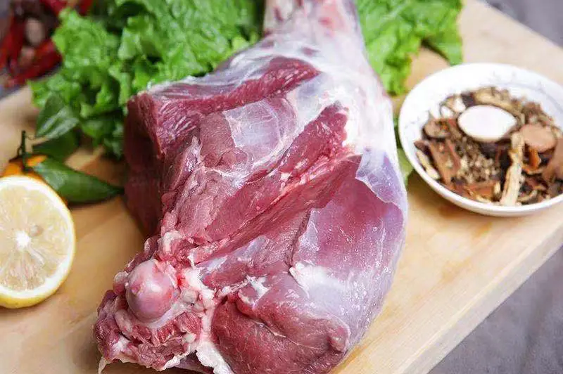 当归生姜羊肉汤功效_冬季养生汤推荐_羊肉汤药膳