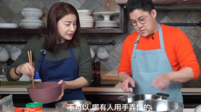 霍启刚郭晶晶合体拜年_霍启刚郭晶晶夫妻日常_郭晶晶霍启刚包饺子迎新年