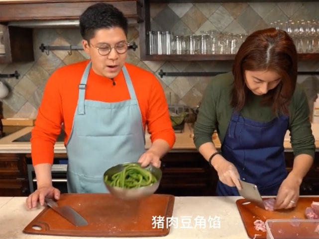 霍启刚郭晶晶夫妻日常_霍启刚郭晶晶合体拜年_郭晶晶霍启刚包饺子迎新年