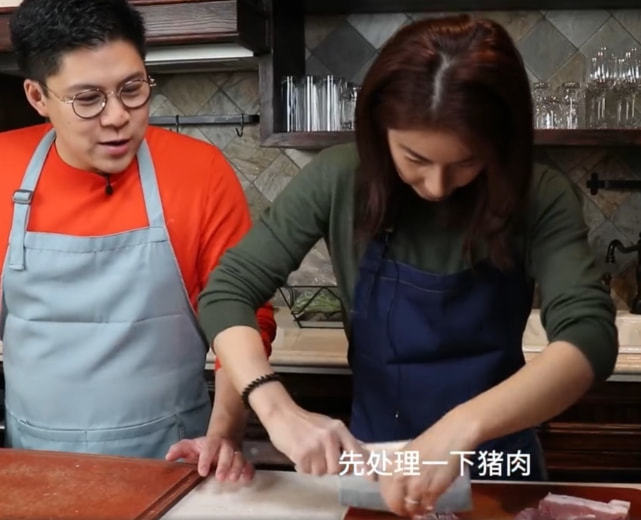 霍启刚郭晶晶合体拜年_霍启刚郭晶晶夫妻日常_郭晶晶霍启刚包饺子迎新年