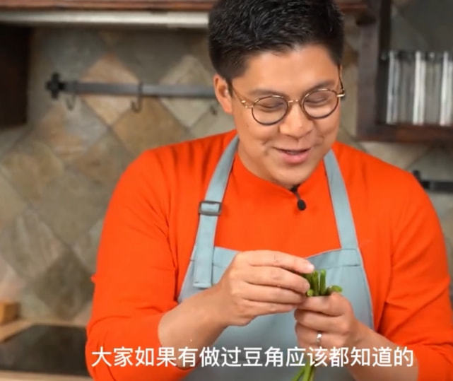 郭晶晶霍启刚包饺子迎新年_霍启刚郭晶晶夫妻日常_霍启刚郭晶晶合体拜年