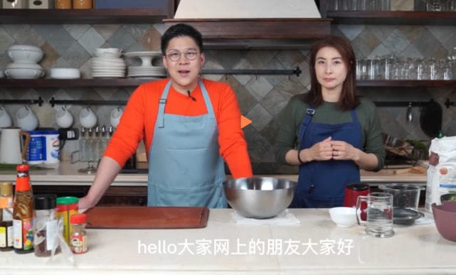 郭晶晶霍启刚包饺子迎新年_霍启刚郭晶晶合体拜年_霍启刚郭晶晶夫妻日常