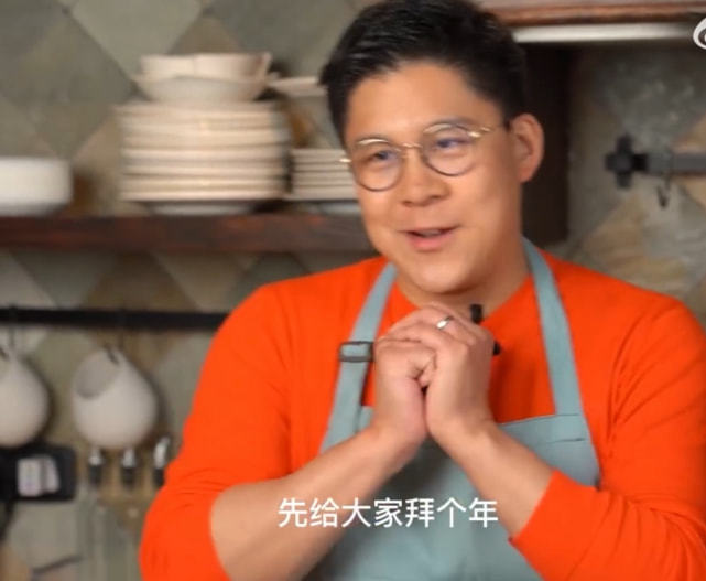 郭晶晶霍启刚包饺子迎新年_霍启刚郭晶晶夫妻日常_霍启刚郭晶晶合体拜年