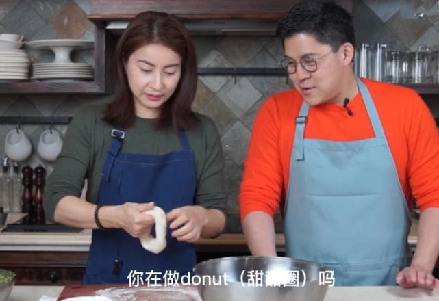 郭晶晶霍启刚包饺子迎新年_霍启刚郭晶晶夫妻日常_霍启刚郭晶晶合体拜年