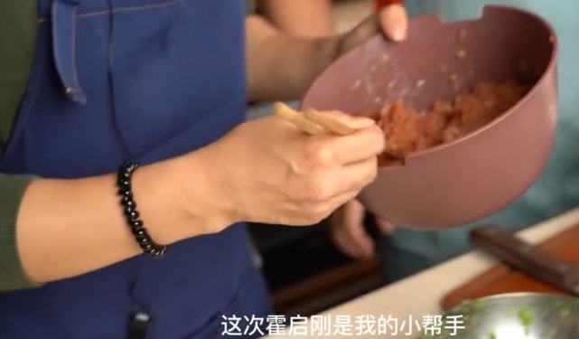 郭晶晶霍启刚包饺子迎新年_霍启刚郭晶晶合体拜年_霍启刚郭晶晶夫妻日常