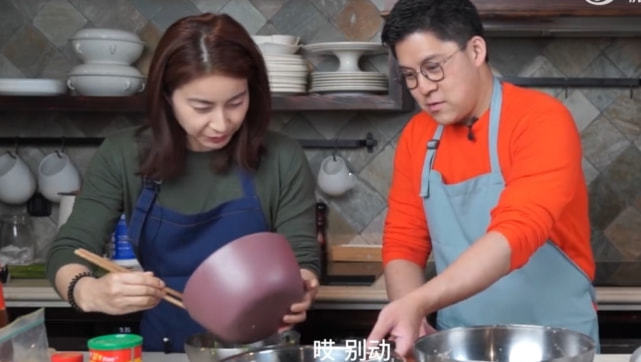 霍启刚郭晶晶合体拜年_霍启刚郭晶晶夫妻日常_郭晶晶霍启刚包饺子迎新年