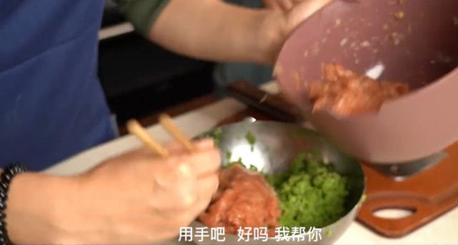 霍启刚郭晶晶合体拜年_霍启刚郭晶晶夫妻日常_郭晶晶霍启刚包饺子迎新年