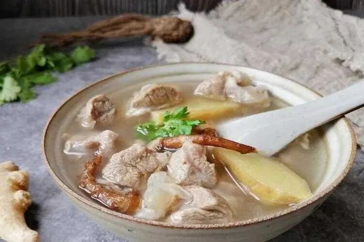 当归生姜羊肉汤做法_当归生姜羊肉汤功效_羊肉汤药膳