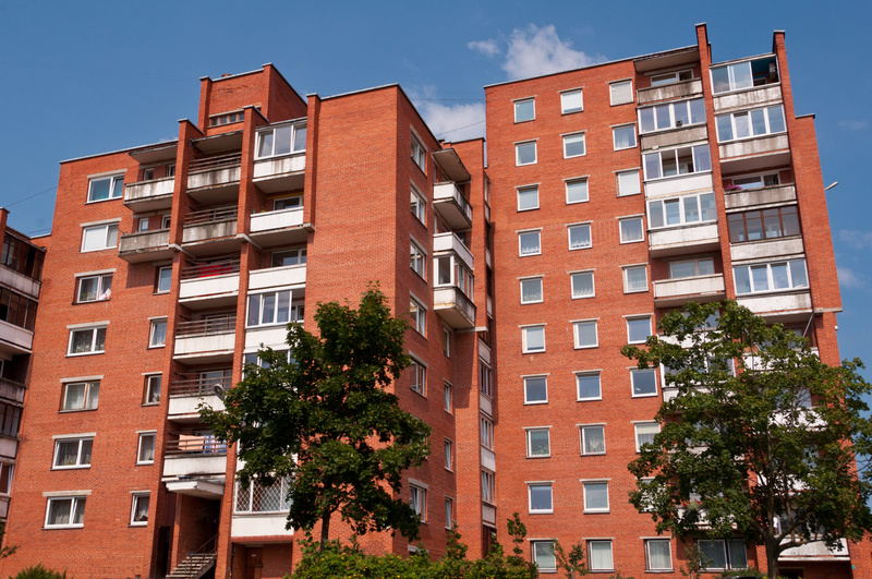 座位背后有窗处理方法_办公桌背对门风水学_座位背对门化解方法