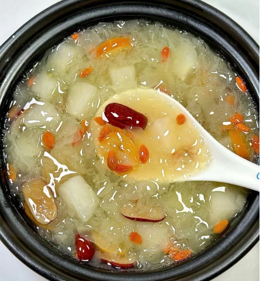 银耳雪梨汤做法_滋阴润肺雪梨食疗偏方_秋日润肺食谱