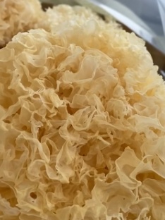 银耳雪梨汤做法_滋阴润肺雪梨食疗偏方_秋日润肺食谱