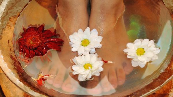 中医泡脚改善肢体困重功效_中药泡脚功效_促进血液循环缓解疲劳改善睡眠