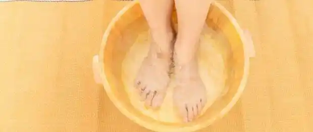 中医泡脚改善肢体困重功效_寒湿体质 热水泡脚 中药足浴