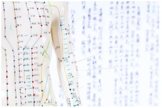 穴位按摩改善睡眠_中医经络穴位安神_青少年睡眠质量提升