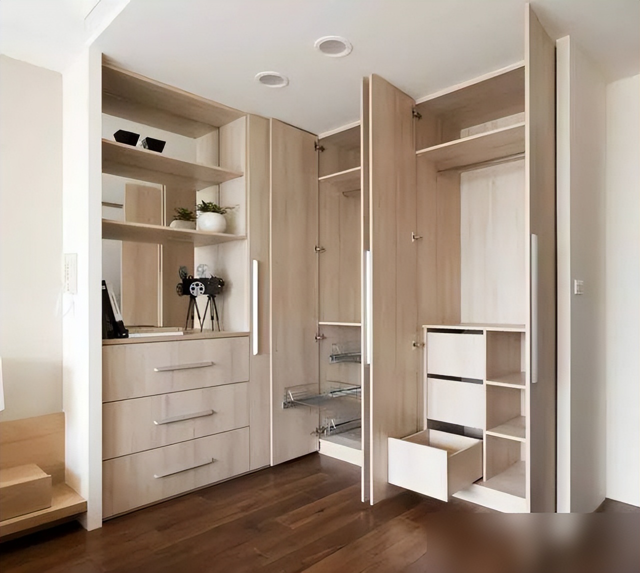 小户型衣柜选择推拉门优势_民间风水卧室推拉门柜_卧室推拉门与平开门对比