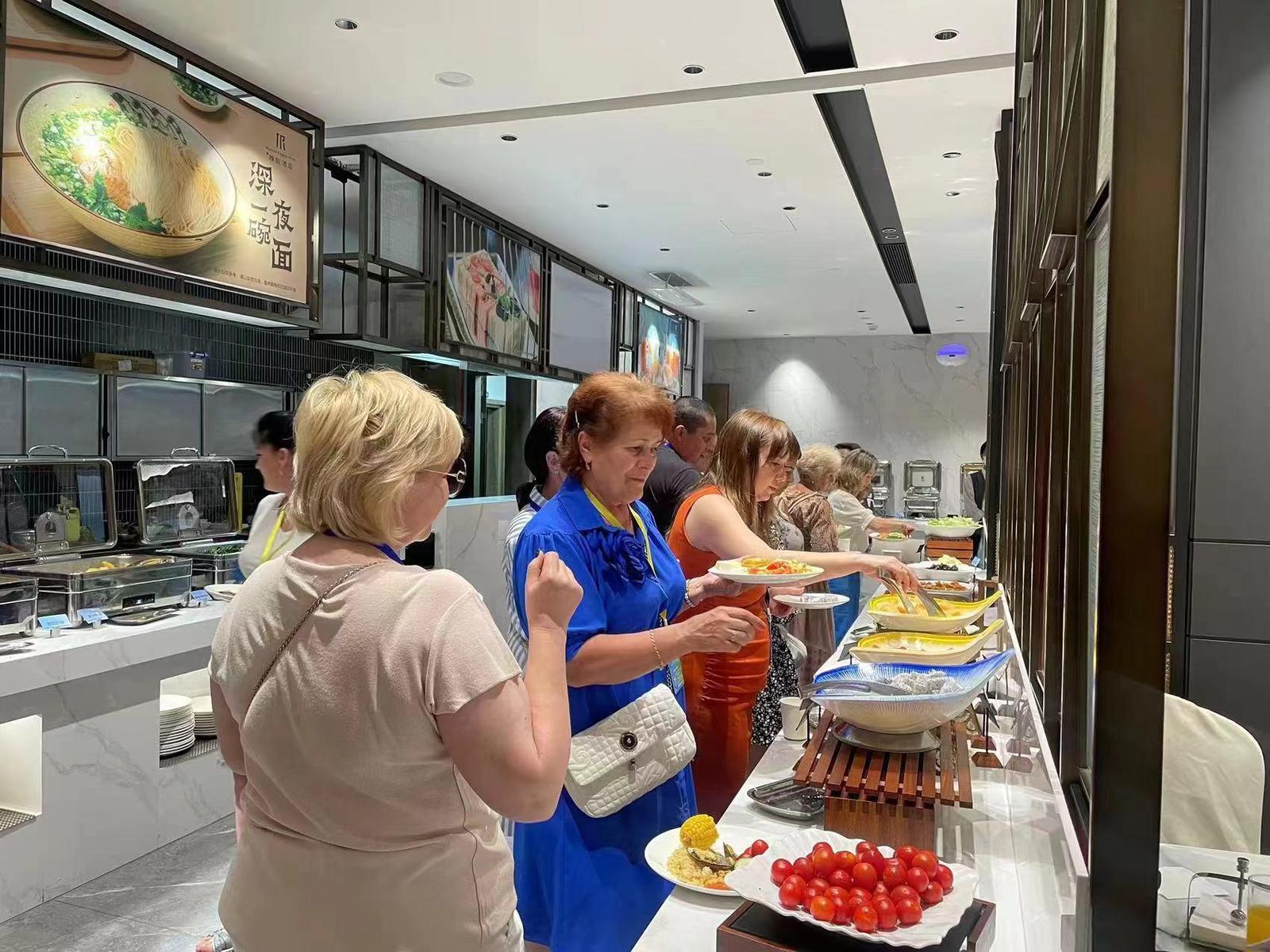 外国游客中国旅游体验_中国将对加拿大、英国实施免签政策_免签过境旅游政策