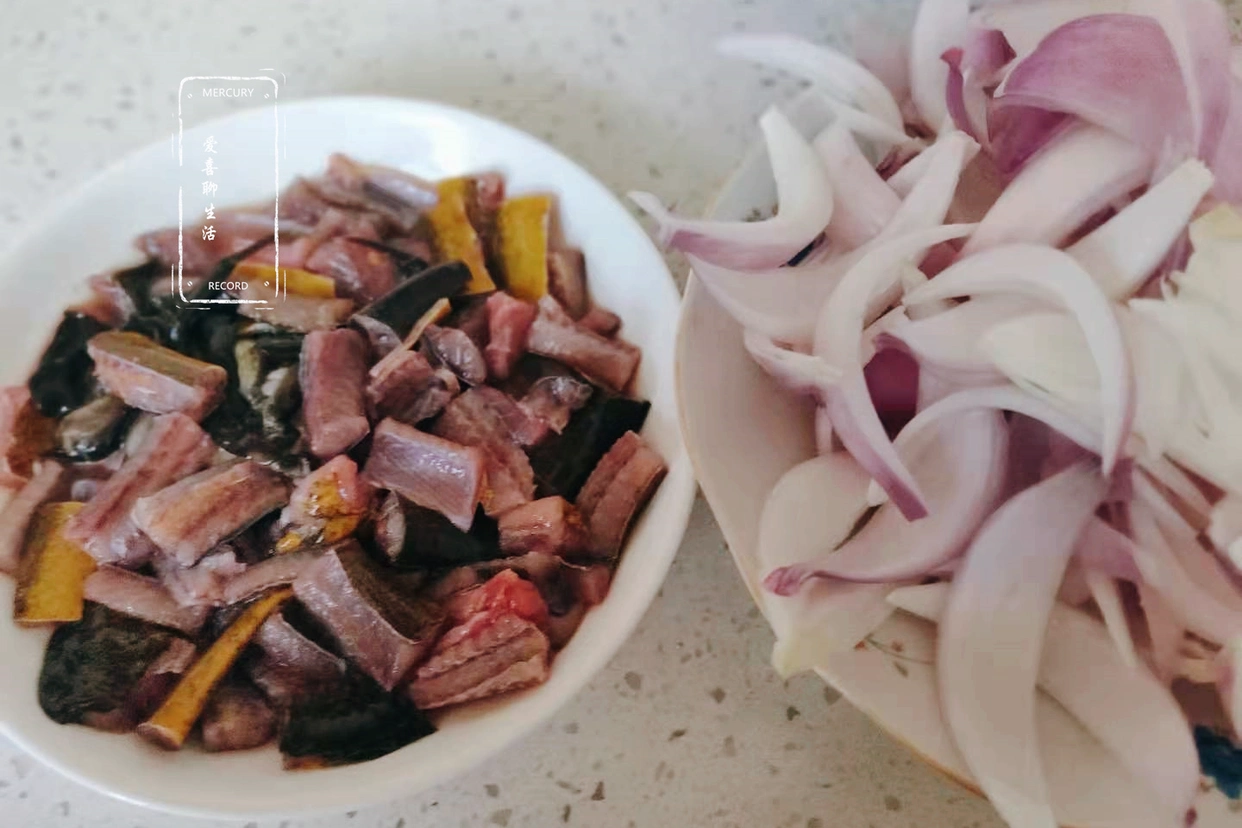 夏季黄鳝食谱_黄鳝炒洋葱做法_黄鳝炒洋葱食疗