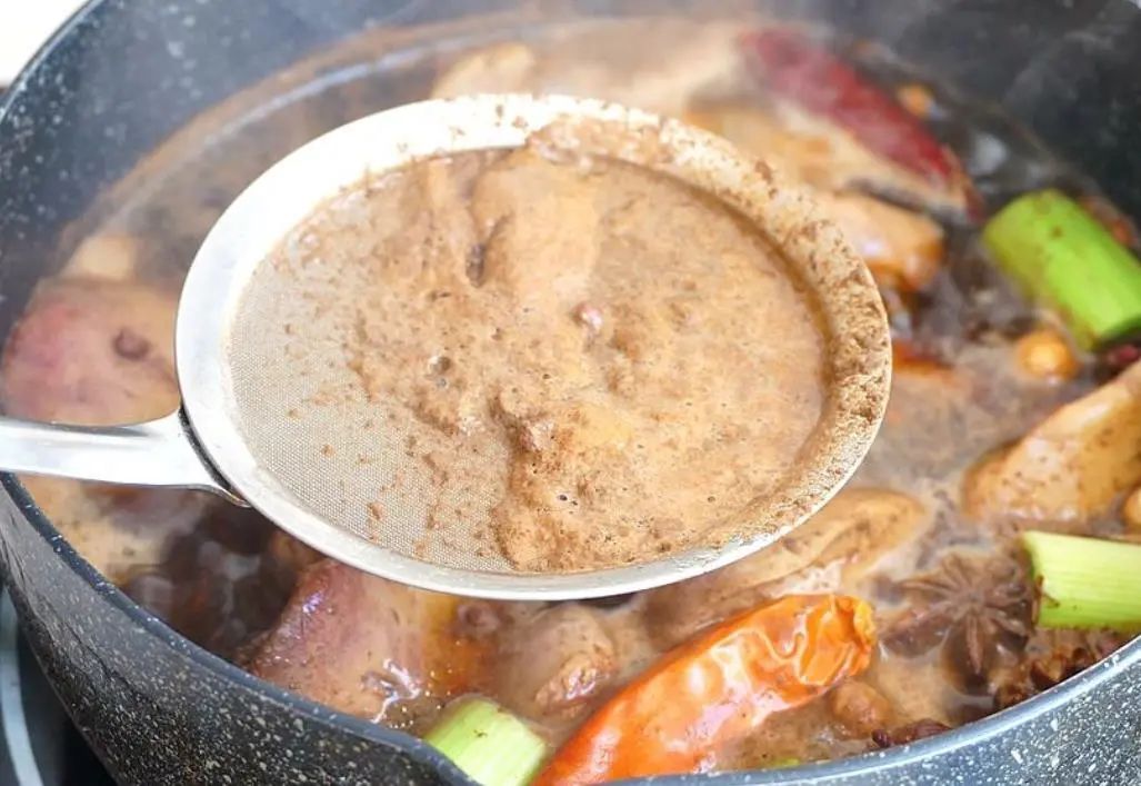 炖肉浮沫是营养精华还是脏东西_炖肉浮沫精华脏东西_炖肉技巧口感鲜美