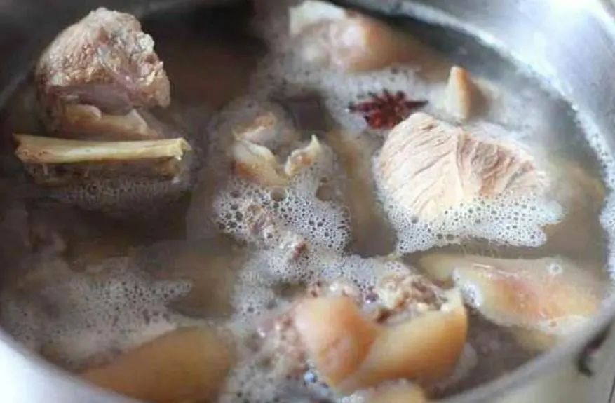 炖肉浮沫是营养精华还是脏东西_炖肉浮沫精华脏东西_炖肉技巧口感鲜美