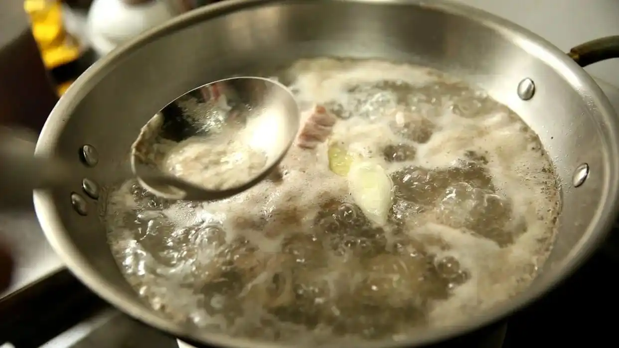 炖肉浮沫处理方法_红褐色浮沫成分与处理_炖肉浮沫是营养精华还是脏东西