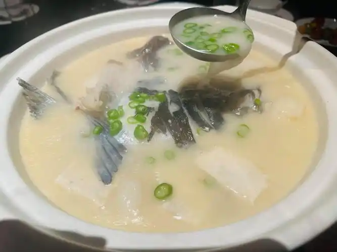 玫红四物鱼头汤做法_春季滋阴养生药膳_春季养生药膳