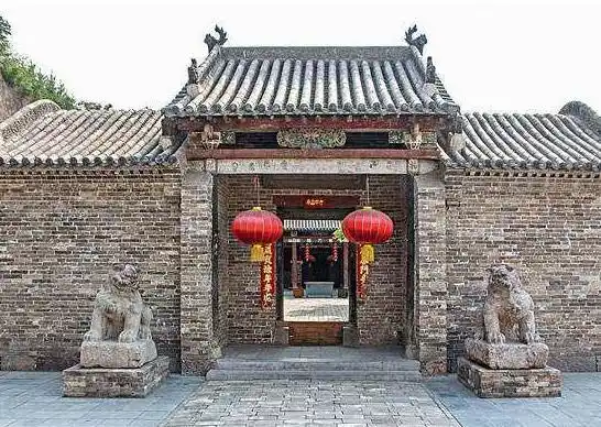 院子大门风水禁忌_住宅大门风水对冲_大门对窗户漏财化解