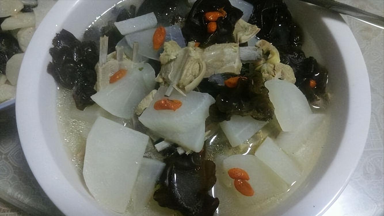 便秘食疗 白萝卜黑木耳组合 改善肠道蠕动_女性便秘的治疗偏方