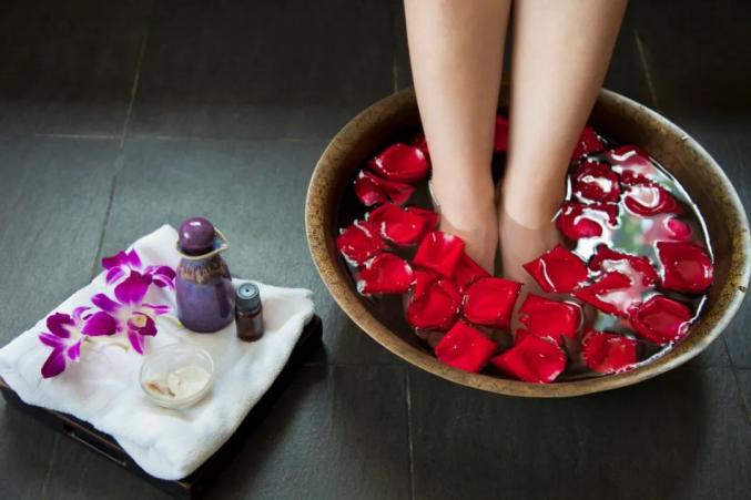 中医泡脚养生配方的注意事项_中药泡脚养生_泡脚反射区功效