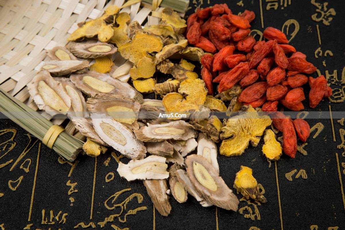 荨麻疹中医辨证施治_中医古法养生改善荨麻疹_慢性荨麻疹中医治疗